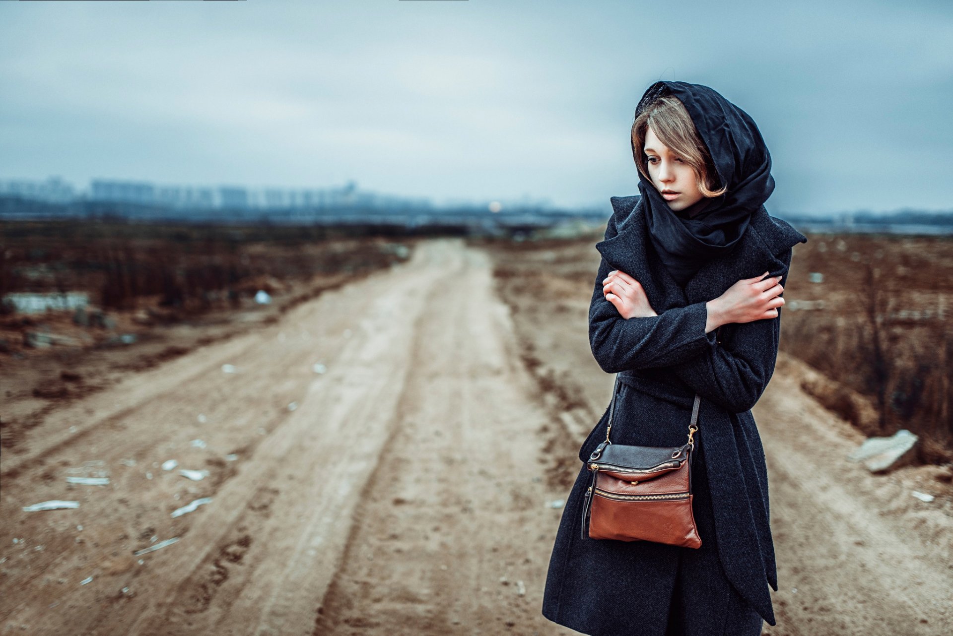 autunno strada ragazza attesa freddo