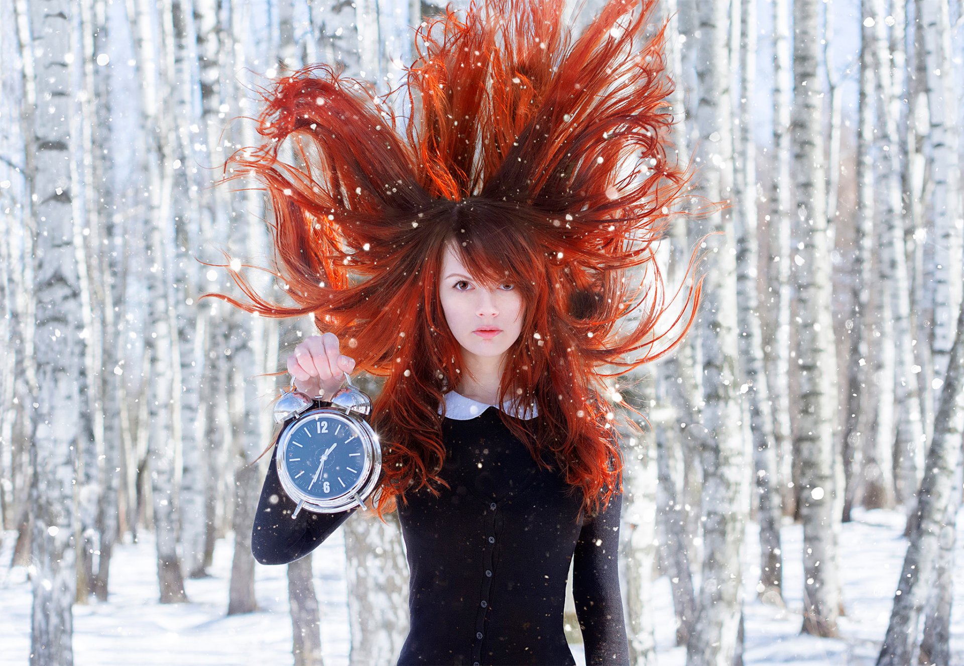 frühlingszeit rothaarige mädchen wecker uhr schnee wald haare