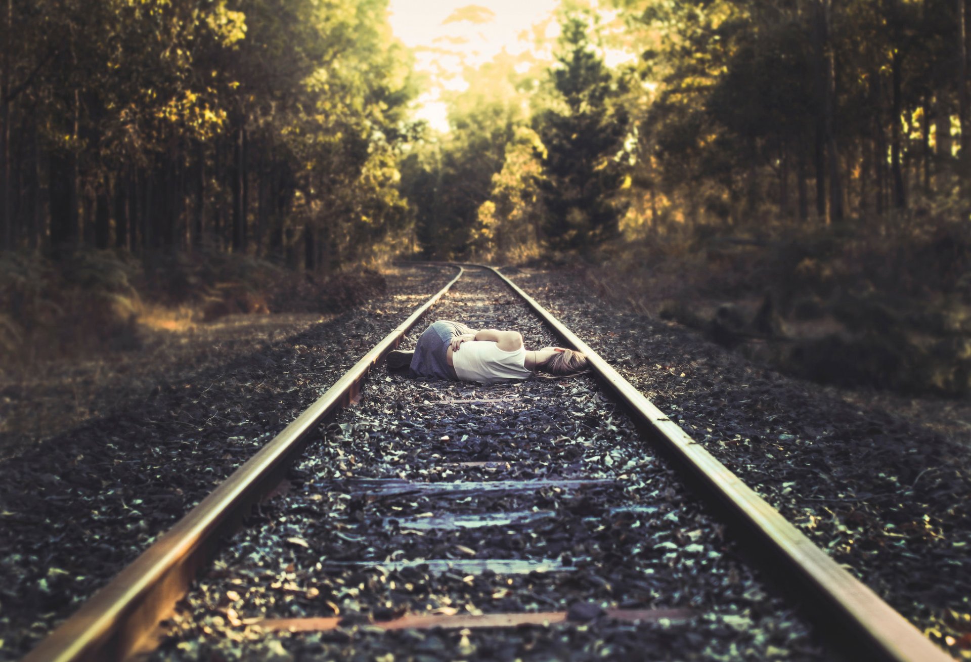 des rails des traverses où le train même tardive? la jeune fille