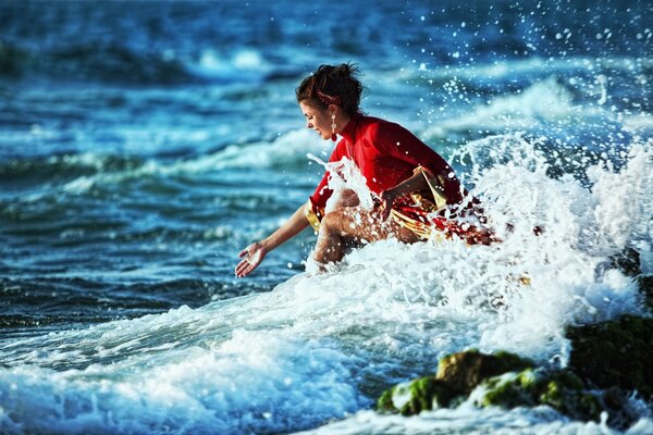 Chica durante el surf en la orilla