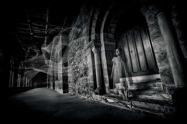 El fantasma de la niña en la puerta del castillo