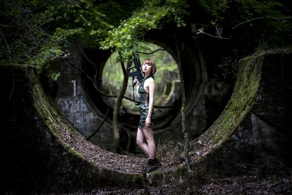 Chica asiática en ruinas en el bosque