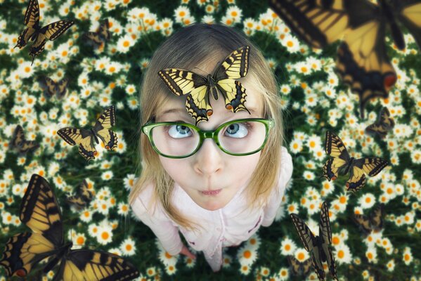 Fille à lunettes, le champ, les papillons