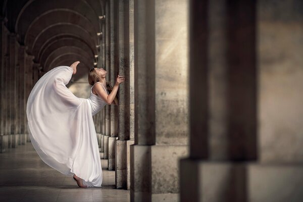 Grazioso ondeggiamento di una ballerina in un abito bianco