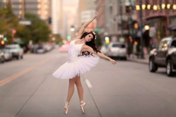 Ballerina führt pa auf der Fahrbahn aus