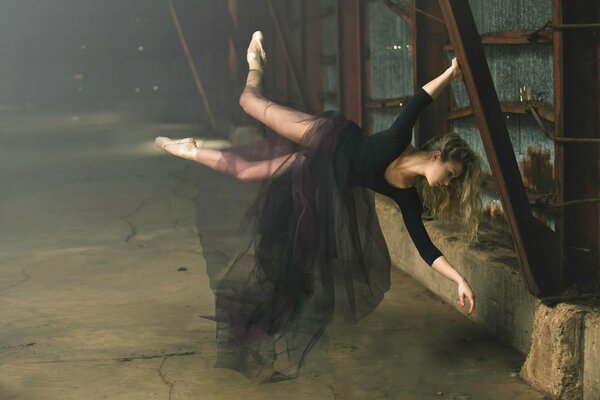 La levitación de una bailarina en una sala vacía