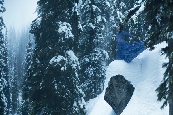 Ragazza sullo sfondo di abeti nella neve