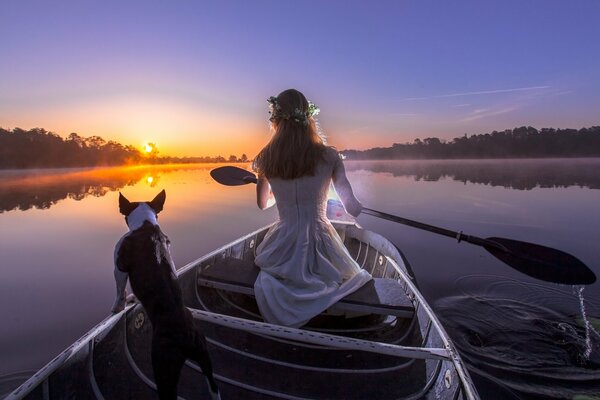 Dos en un barco en camino a la puesta del sol