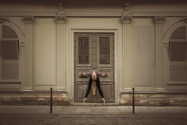 Ballerina in pointe shoes on a marine fauvet