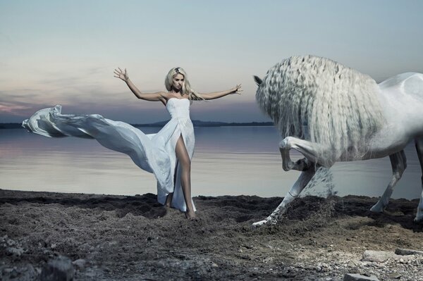 Chica en vestido blanco caballo Blanco