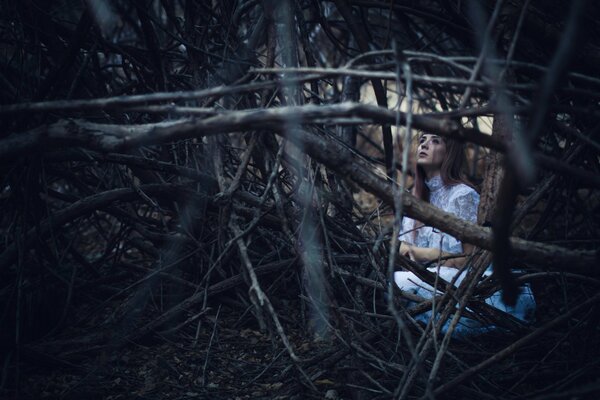 Chica escondida en la selva