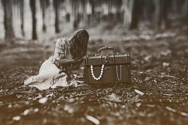 Fille avec un coffre en bois