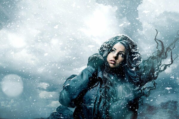 Chica caminando a través de una fuerte tormenta de nieve