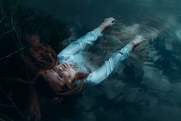 La jeune fille en blanc, la chemise se trouve dans l eau de la ceinture