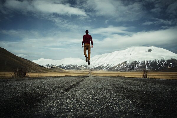 El chico va por el camino al cielo