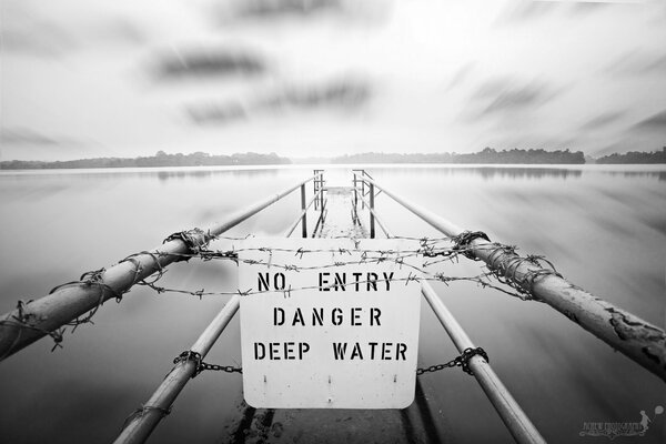 Imagen en blanco y negro del lago con una placa