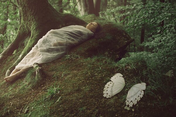 Unusual photo session in the forest-cocoon girl