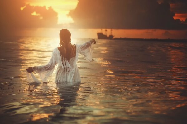 Chica en el agua agita el barco