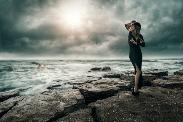 Belle fille sur fond de mer qui fait rage