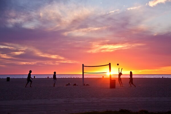 Beau coucher de soleil sur la plage