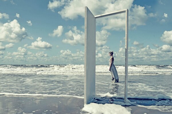 Ragazza in porta sulla riva del mare