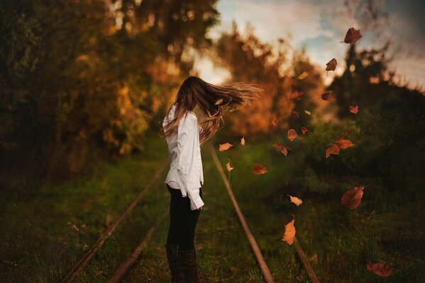 Олинокая la jeune fille à l automne avec de longs cheveux