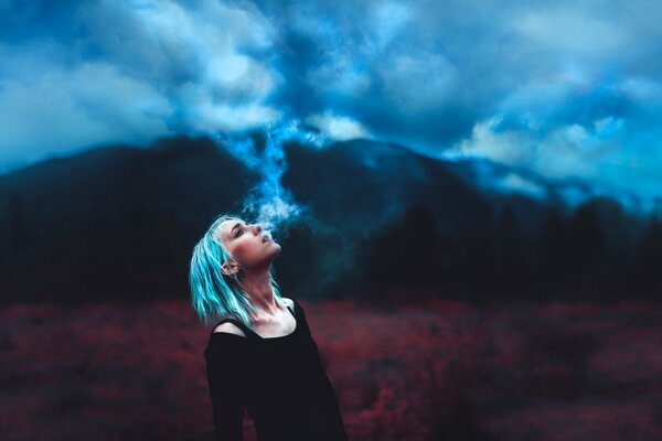 Mädchen mit blauen Haaren atmet den Himmel aus