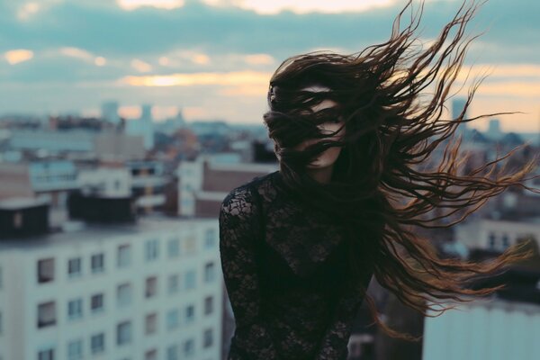 Il vento soffia i capelli della ragazza