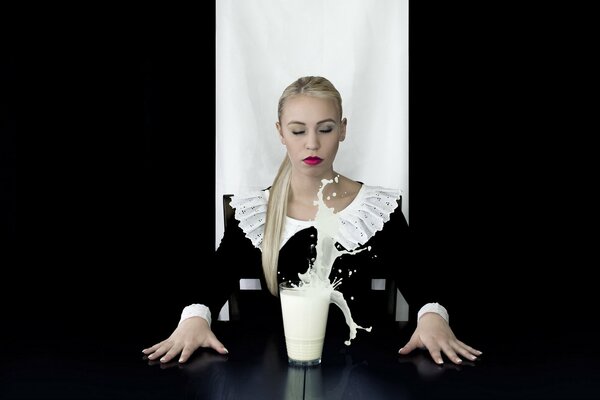 Mädchen verschüttete ein Glas Milch