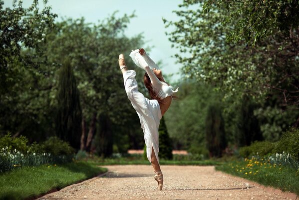 Bailarina chica en traje blanco