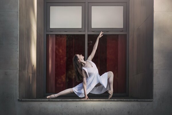 Ballerina-Pose auf Fensterhintergrund