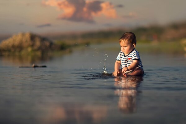 Junge spritzt im Wasser