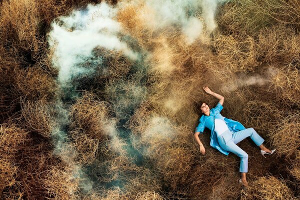 Photographie de l actrice Marion Контийяр dans la zone avec de la fumée