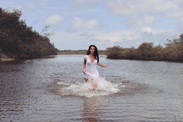 Mädchen im business-Kleid schafft Spritzen im Fluss