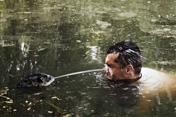 Der Fisch spuckt in einen Mann. Rache