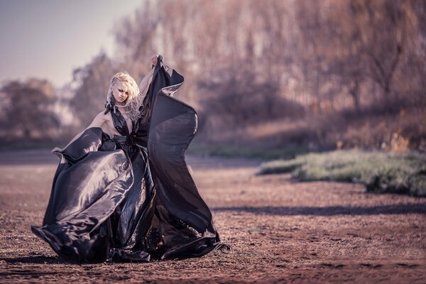 La jeune fille dans une longue robe noire