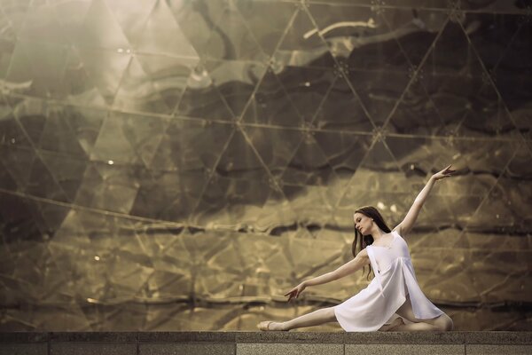 Le danseur effectue une danse de mur de miroir