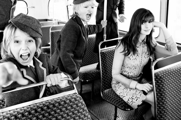 Des enfants séropositifs avec des cris sur l ensemble du bus