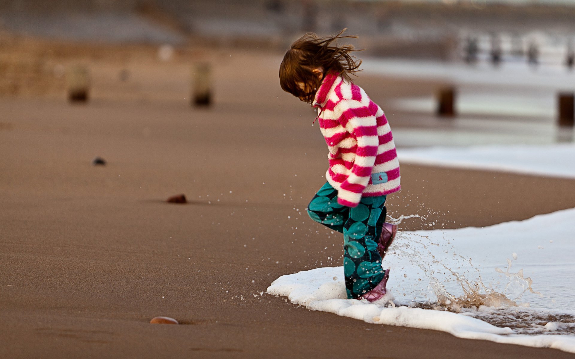 stimmung mädchen mädchen kleinkind kleinkinder kinder kinder wasser ozean meer ufer sand strände spritzer küste