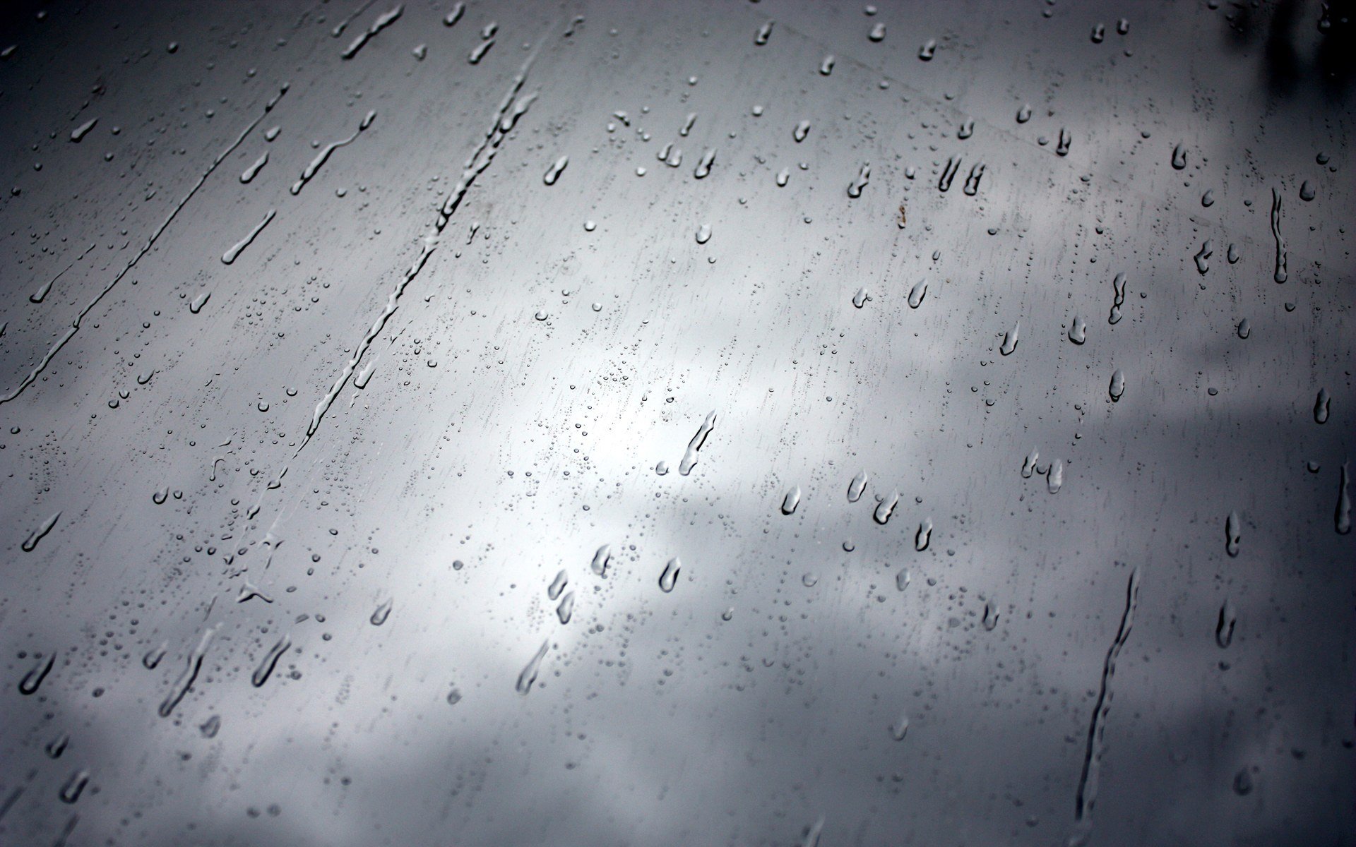 giorno di pioggia pioggia vetro finestra gocce cielo bianco e nero