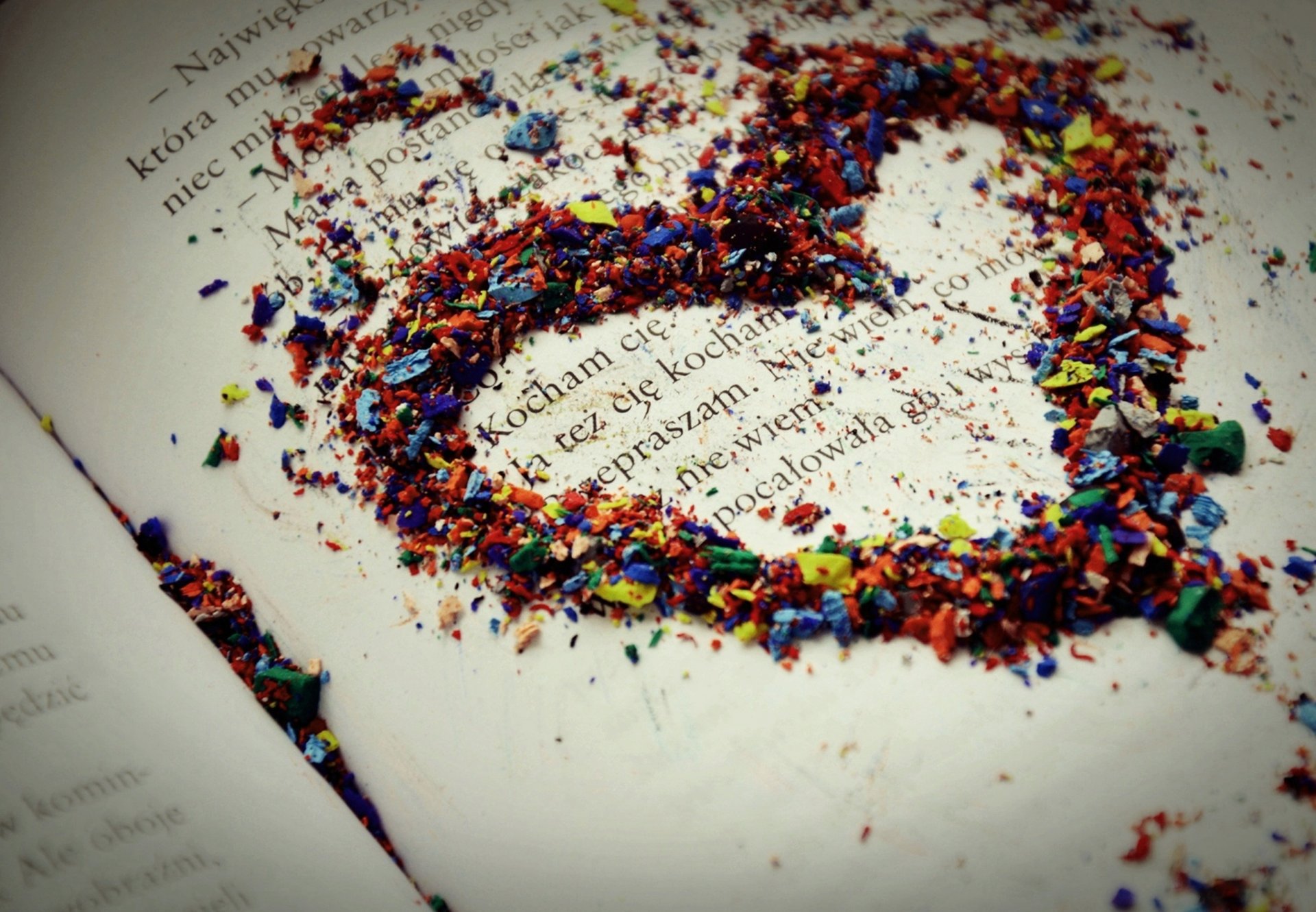 macro amor corazón sentimiento papel letras lápices hoja puntada multicolor virutas libro texto