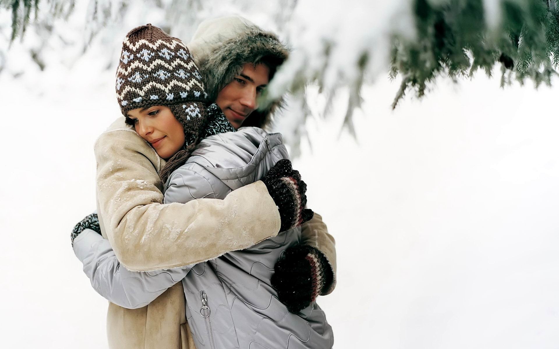 invierno nieve pareja amantes abrazos ternura sonrisa linda