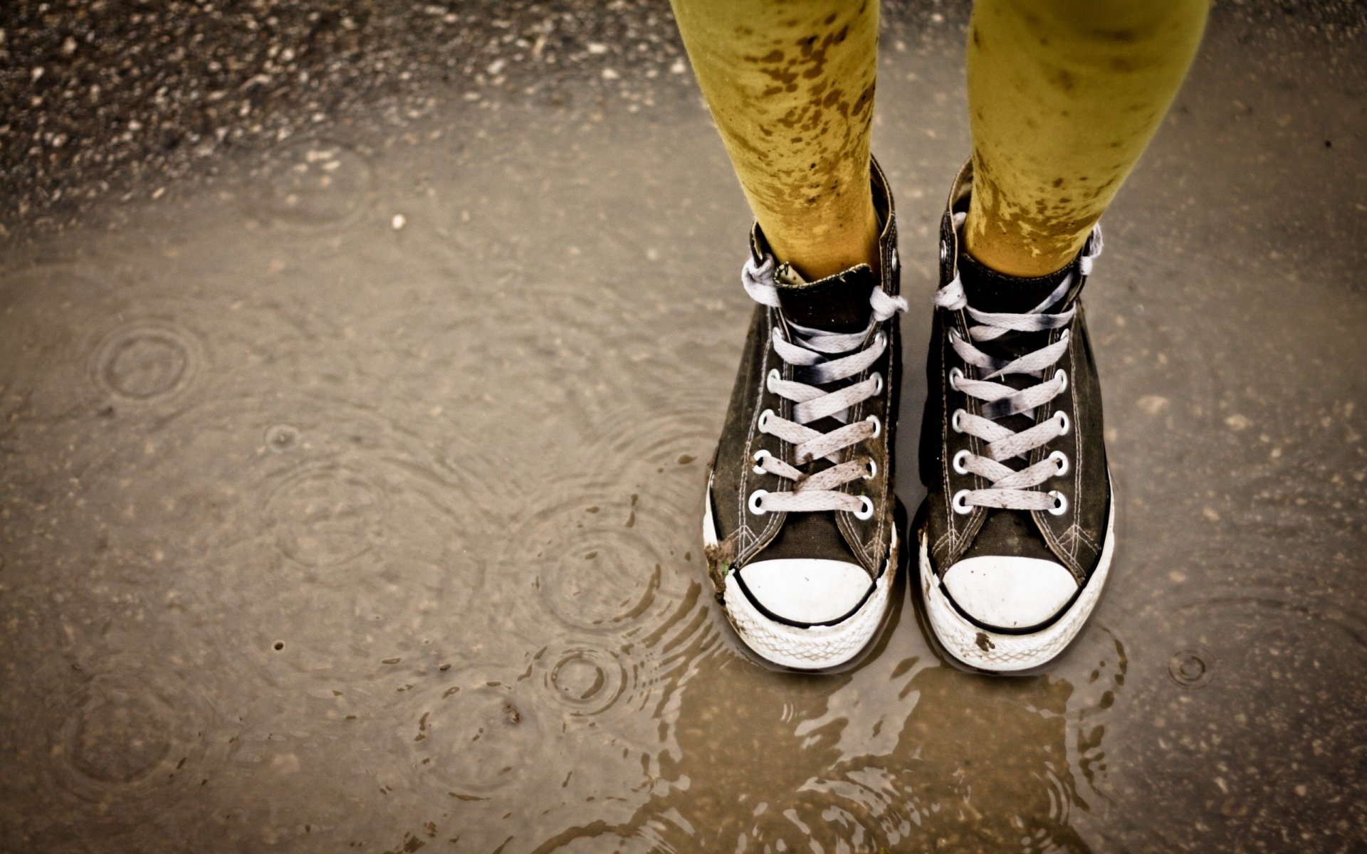 zapatillas de deporte charco ruido lluvia cordones