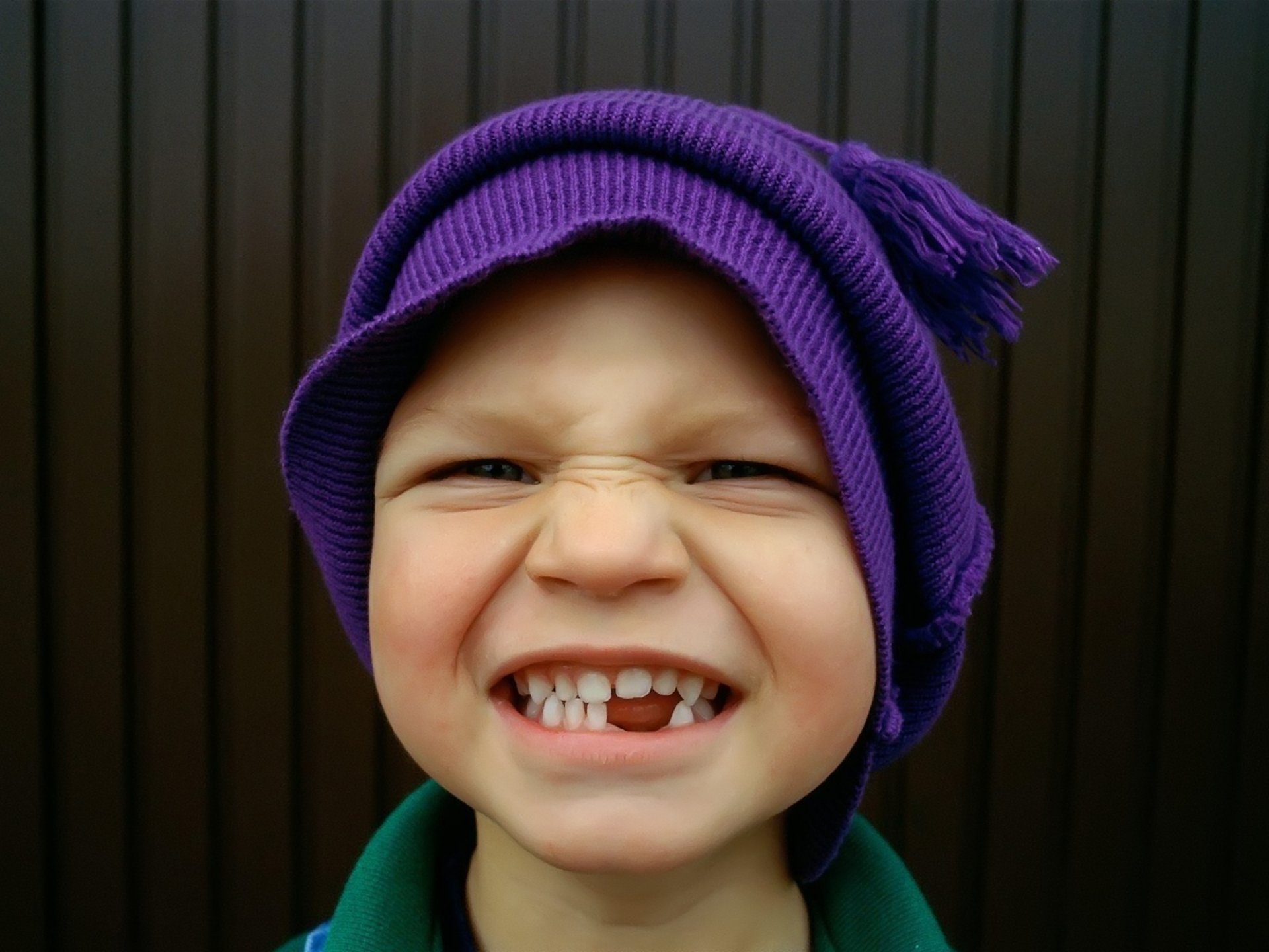 garçon enfant tordu sourire dents chapeau bubon