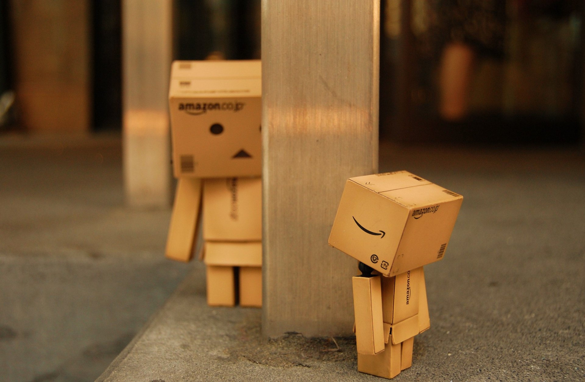 danbo box robot toy danboard cardboard macro danbo pillar game hide and seek finding finding observation