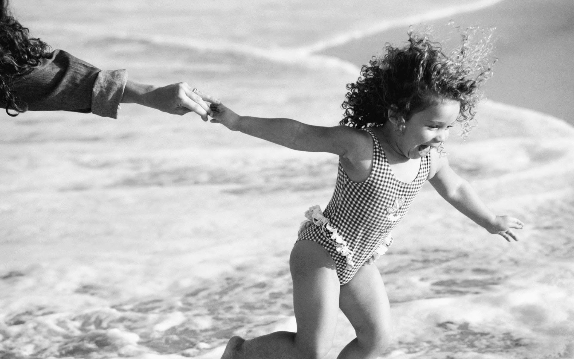 enfants enfant eau éclaboussures joie