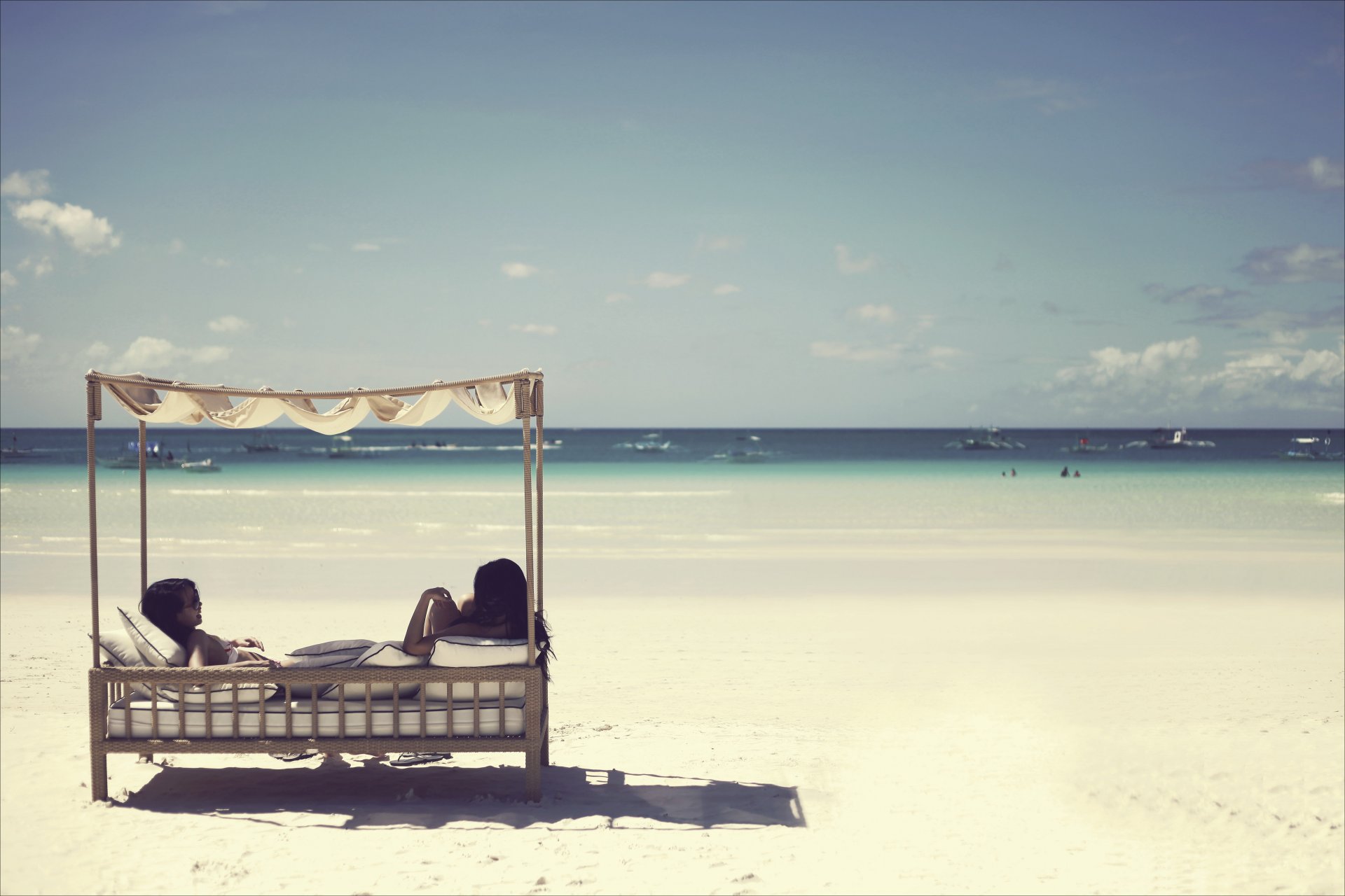 stimmung landschaft weiblich strand meer schiffe boracay insel philippinen