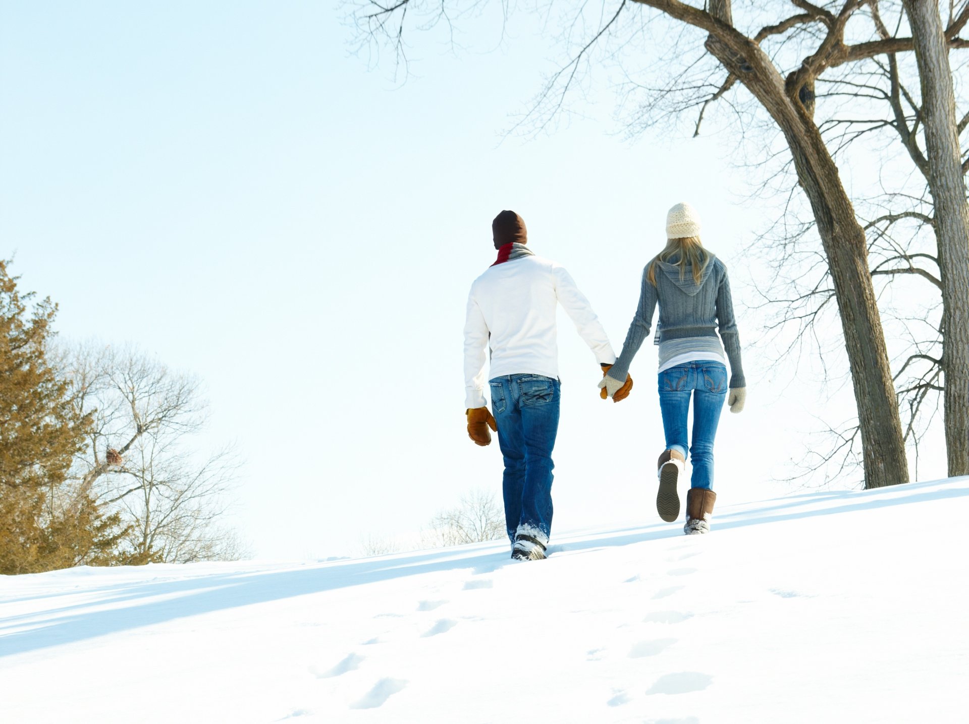 invierno amor novio chica relación calidez amor invierno nieve mitones