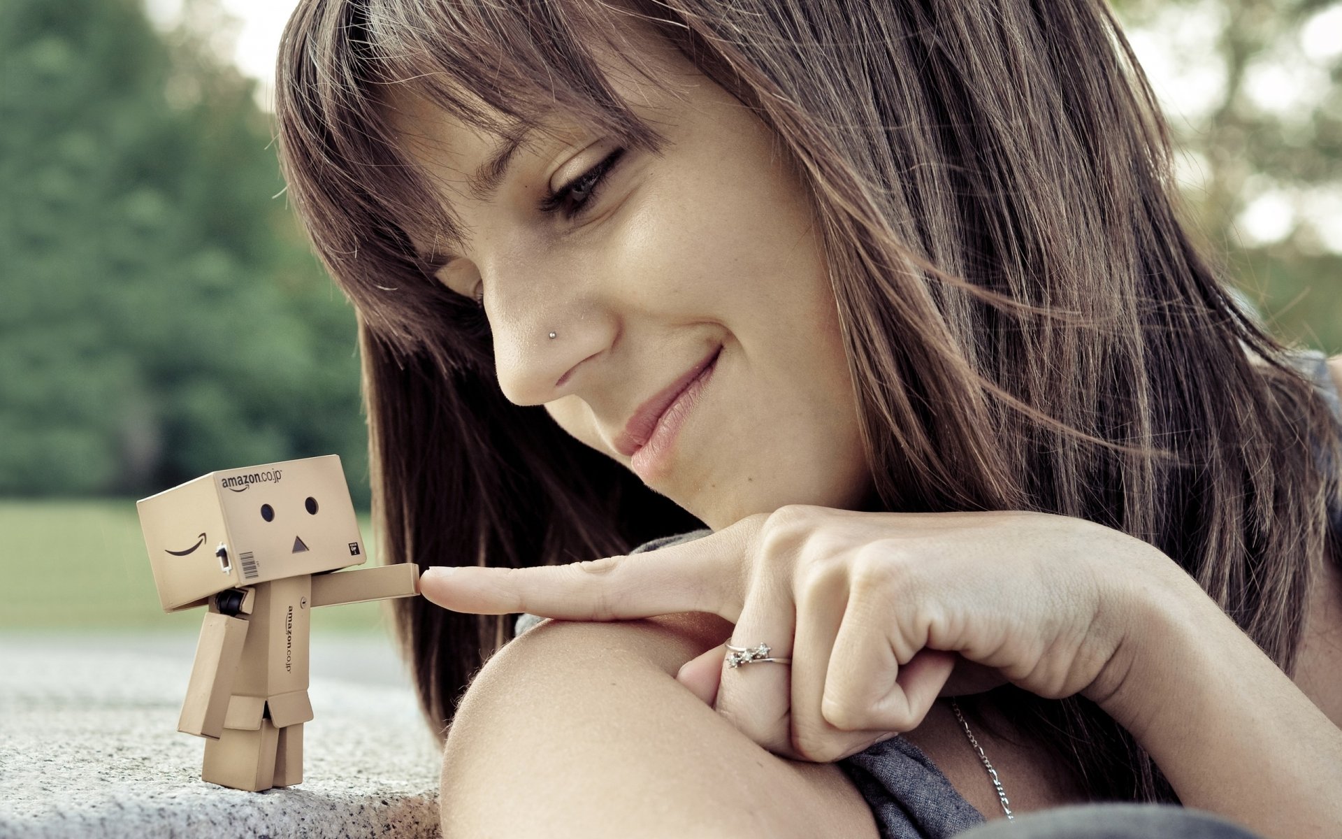 robot cartón caja danbo chica piercing sonrisa dedo anillo