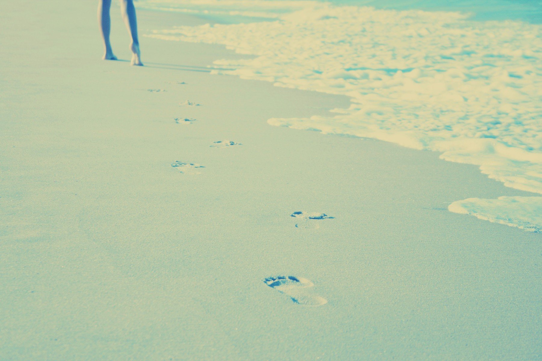 sable plage empreinte traces vague pieds homme fille mer eau chaleur été soleil lumière joie loisirs humeur vouloir sur la mer